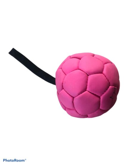 Ballon foot pour chien rose avec poignée