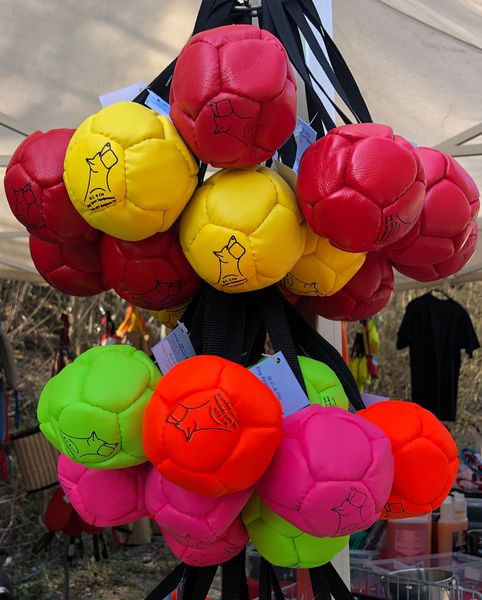 Ballon foot pour chien avec poignée - multiple couleurs